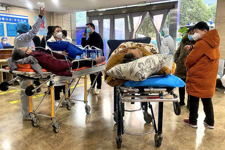疫情席捲上海 醫院用走廊處理大量重症者