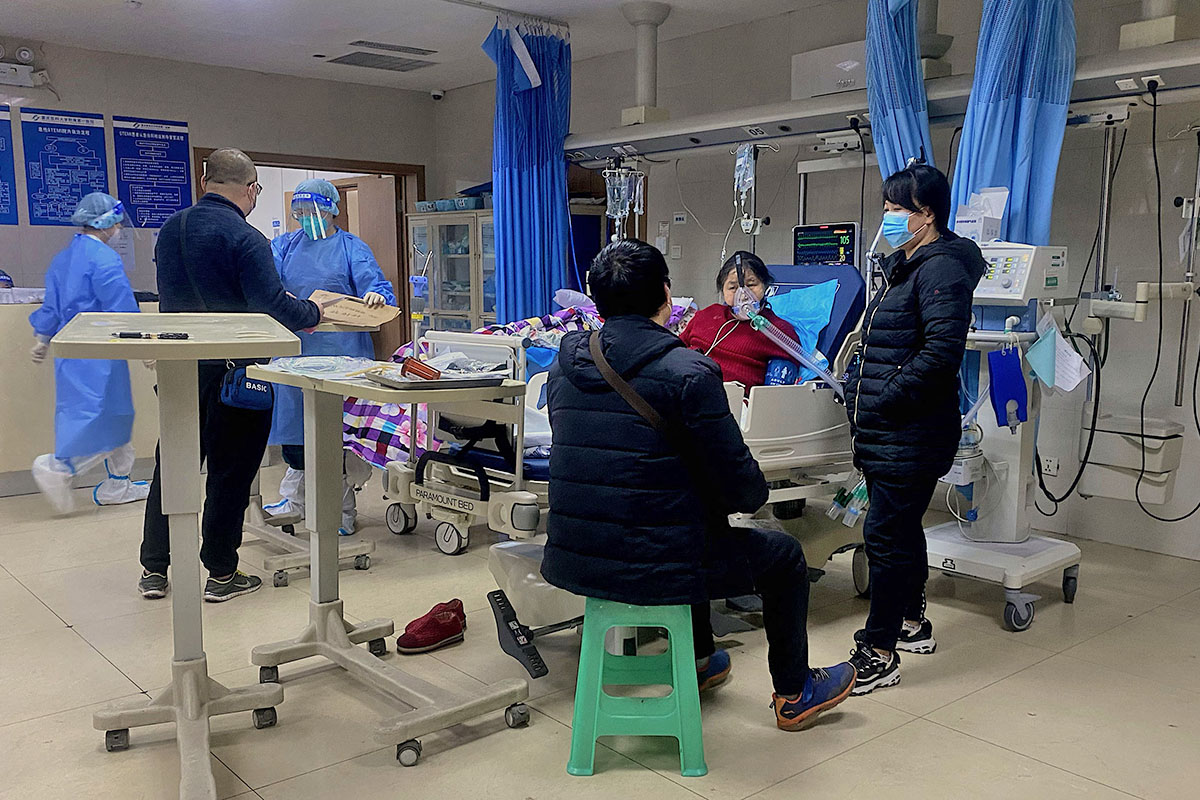 2022年12月22日，一名Covid-19患者在重慶醫科大學第一附屬醫院急診室接受治療。(Noel Celis / AFP)