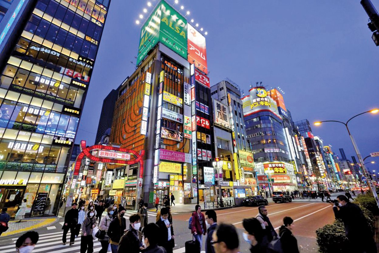 日本限航，東瀛遊（6882）表示，約3000名旅客受影響，已緊密與航空公司商討，安排客人轉往東京、大阪以及名古屋等。人們在東京娛樂區歌舞uki町走過馬路。（AFP）