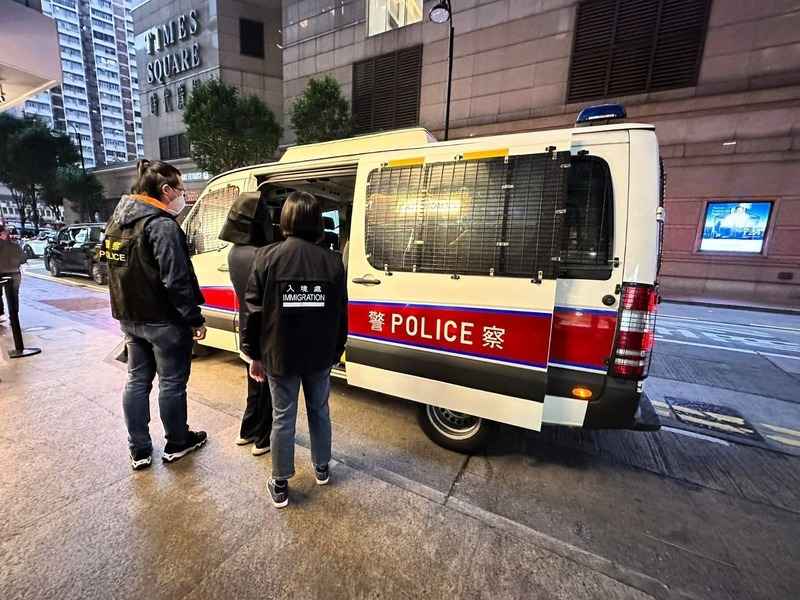 警方跨部門灣仔掃黃 拘捕兩名中國女子