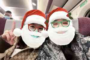 舒淇返台低調搭高鐵 與林心如驚喜玩自拍