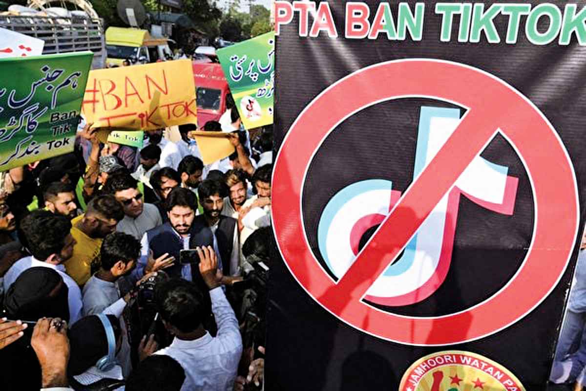 圖為2021年6月18日，巴基斯坦人在抗議活動中手持標語牌，要求禁止TikTok（抖音海外版）。（Arif Ali/ AFP via Getty Images）