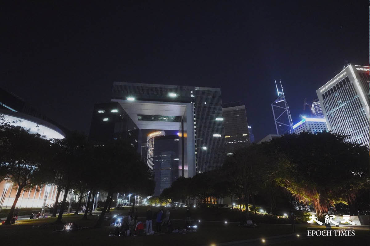 市民在添馬公園草地上等待新年來臨。（劉駿軒／大紀元）