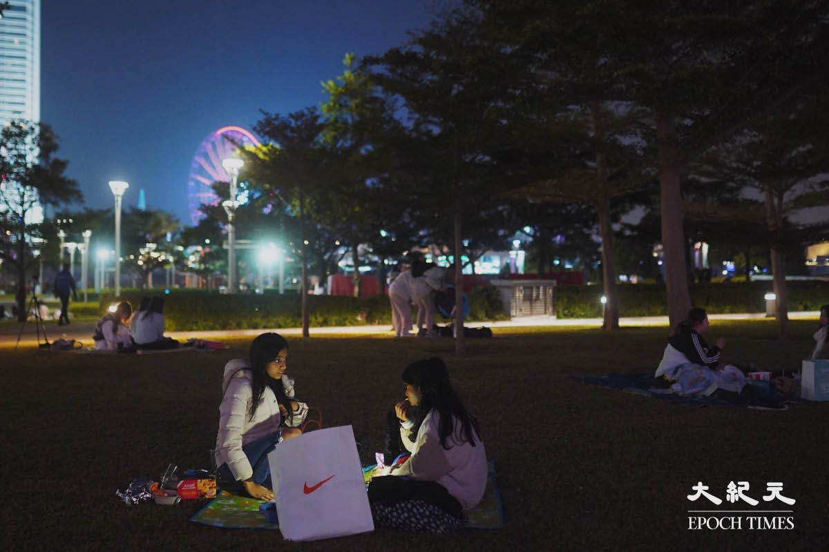 市民在添馬公園草地上等待新年來臨。（劉駿軒／大紀元）