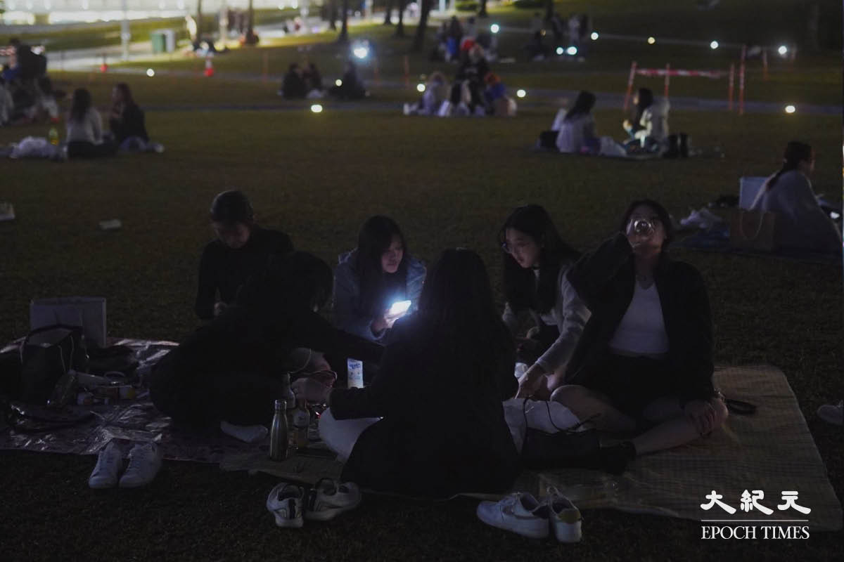 市民在添馬公園草地上等待新年來臨。（劉駿軒／大紀元）