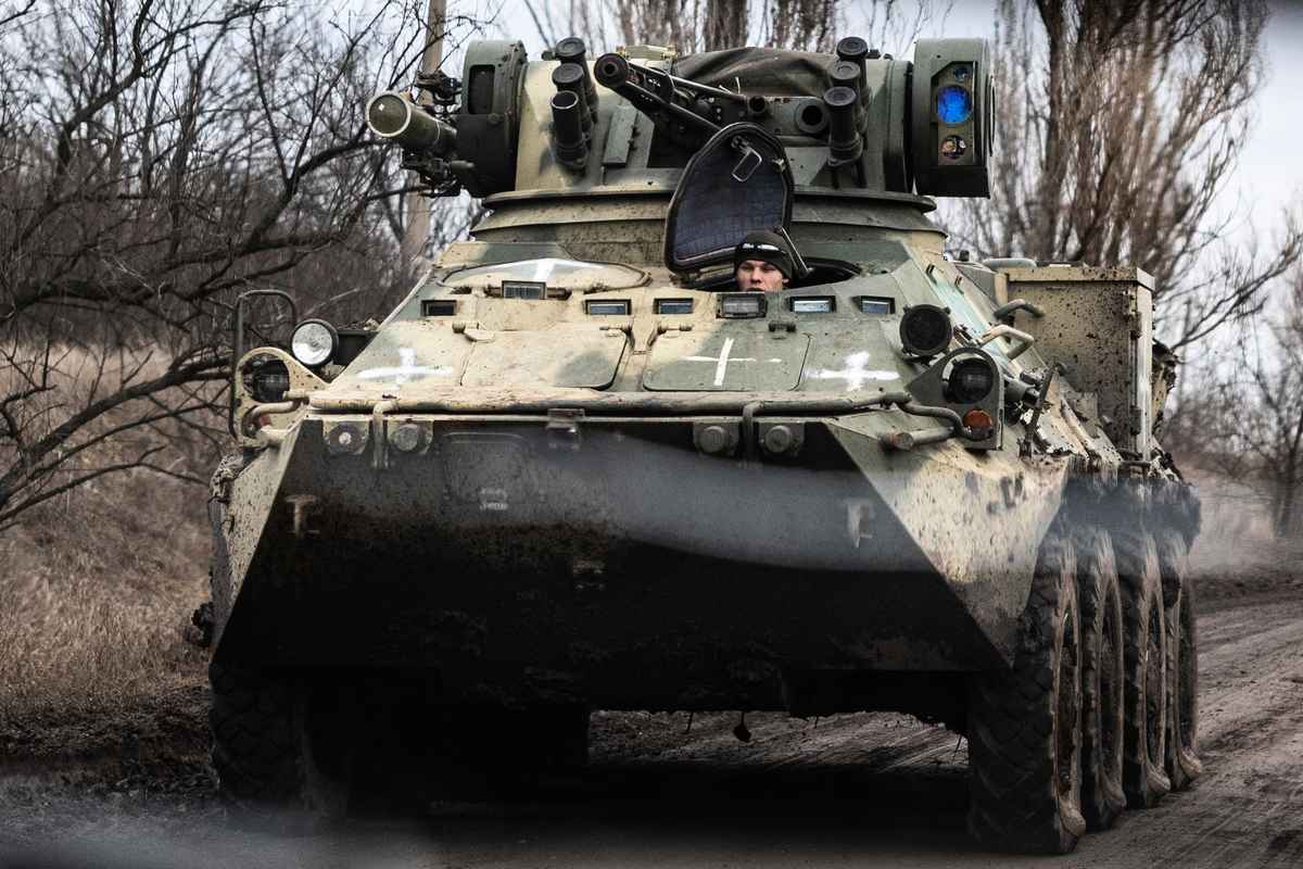 2022年12月30日，烏克蘭軍人在烏克蘭東部巴赫穆特郊區駕駛裝甲車。（Sameer Al-DOUMY / AFP）