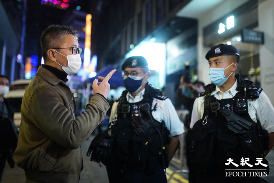 2023年元旦夜｜市民在蘭桂坊拍照迎新年 警方出動特務警察封路