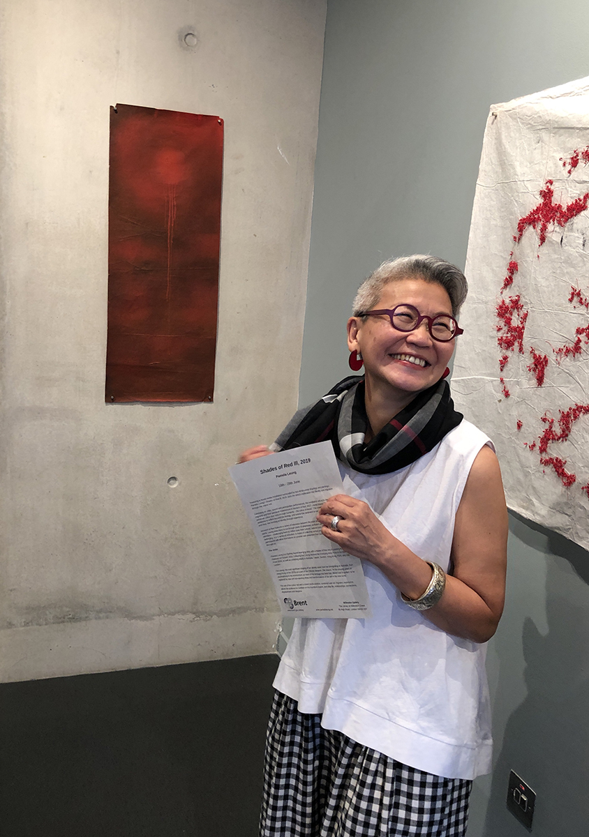 2019年Pamela Leung在倫敦舉辦「Shades of Red l l l」（朱·赤·紅）展覽。（受訪者提供）