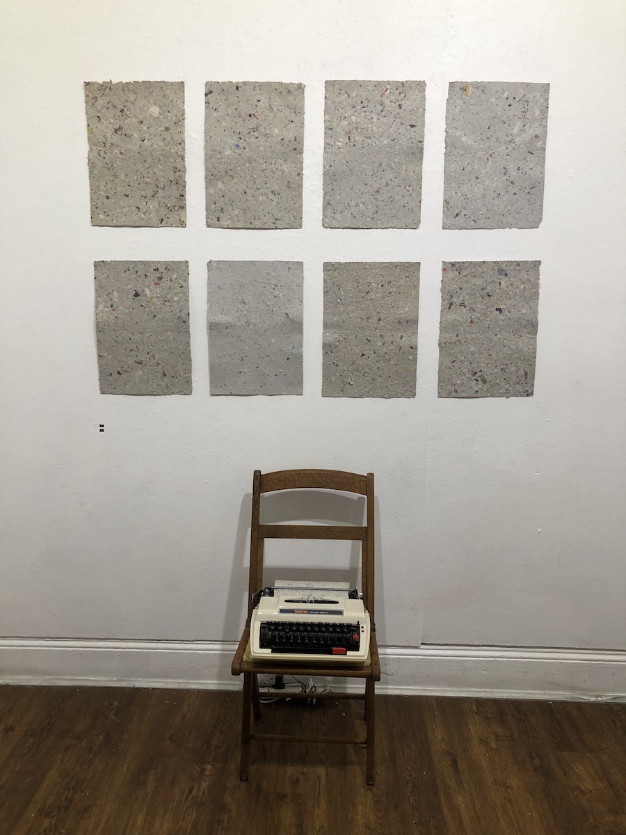 「Longing for home」展品，由打碎的報紙紙漿製作的白紙，表達「噤聲」的含義。（受訪者提供）