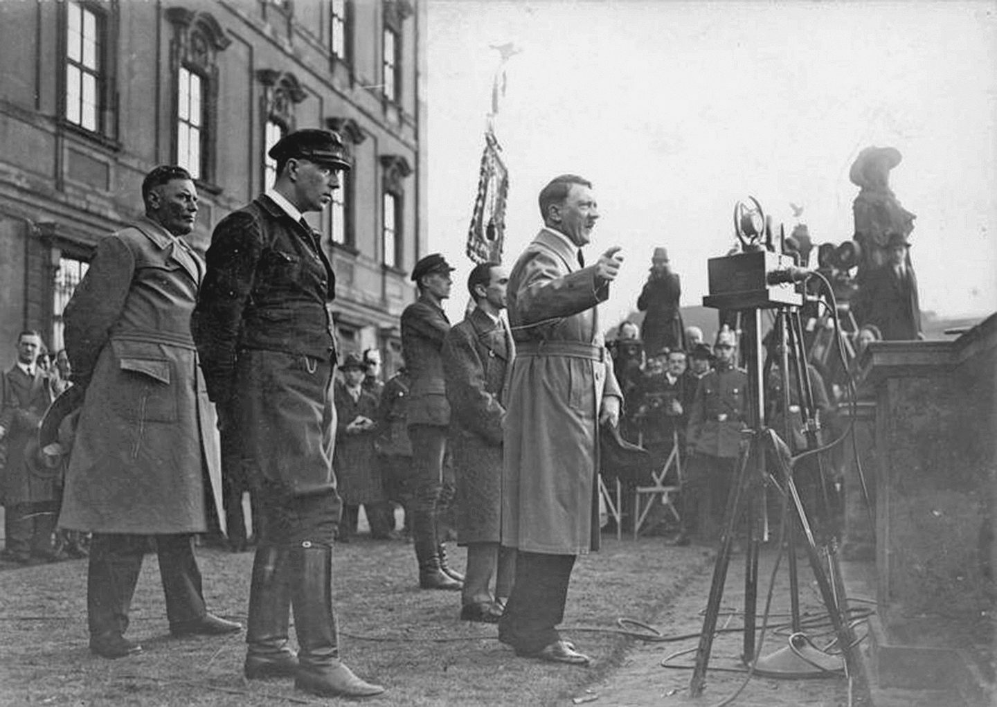 希特拉於1932年競選期間發表演說。（維基百科）