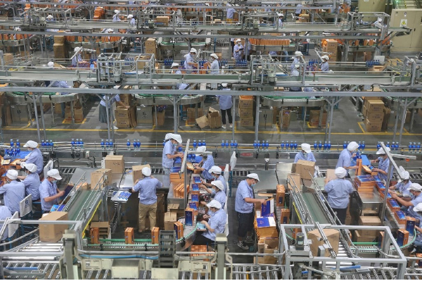 中國疫情重創經濟，12月製造業和服務業活動均萎縮。圖為2022年7月23日，工人在江蘇的一家工廠生產中國白酒。（AFP）
