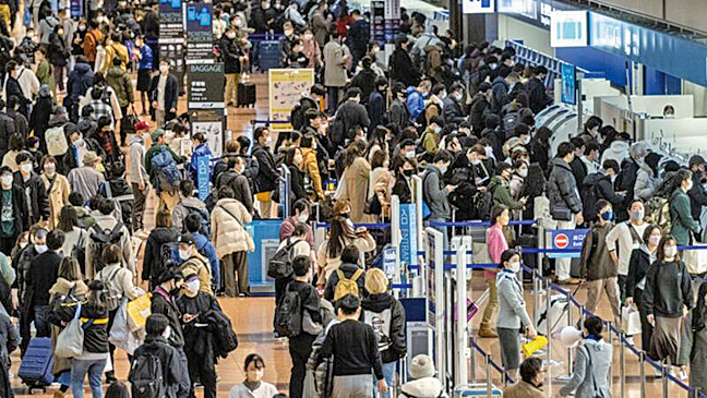 2022年12月29日，大批乘客抵達東京羽田國際機場。（PHILIP FONG/AFP via Getty Images）