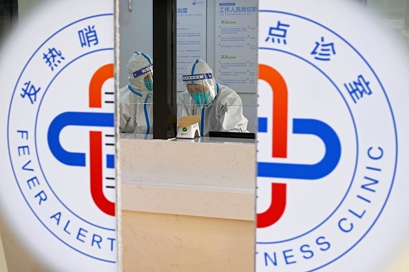 圖為2023年1月4日，醫務人員在中國上海的一家發燒診所工作。（尹麗琴/中新社/VCG via Getty Images）
