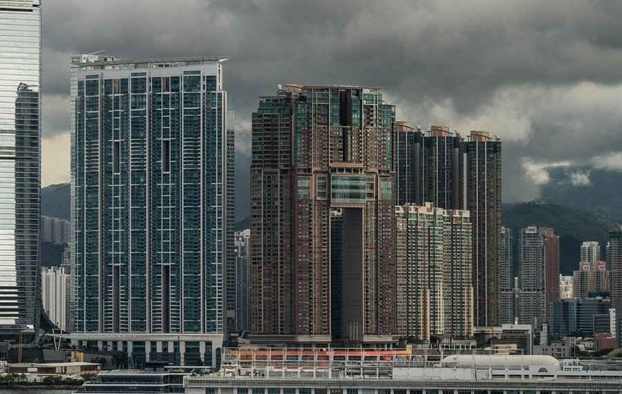 2022年香港樓宇整體買賣合約5.96萬份 總值按年跌四成