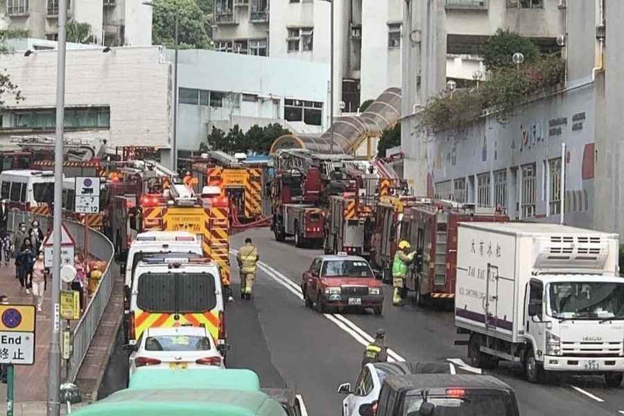 疑電批短路起火 荃景花園住戶不適送院