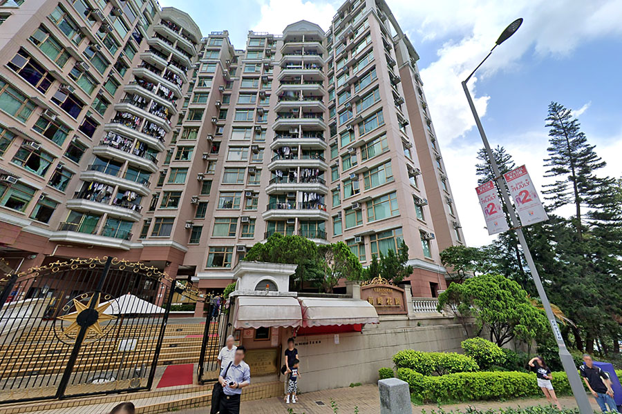 大埔新峰花園7座高層三房以875萬沽出，實用面積888平方呎，實用呎價9,854元。(Google 街景)
