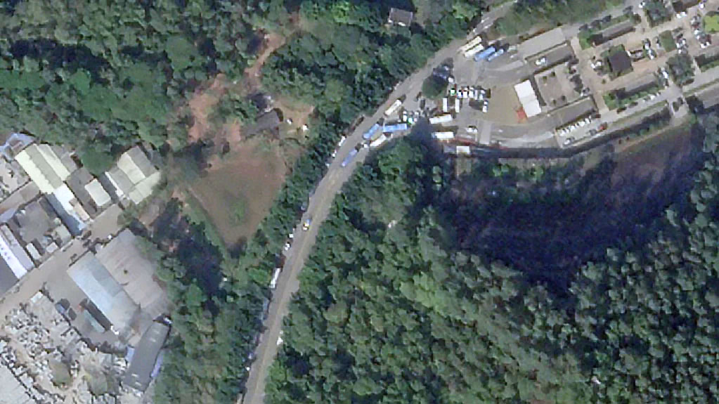 衛星圖像顯示中國殯儀館前的車流量激增