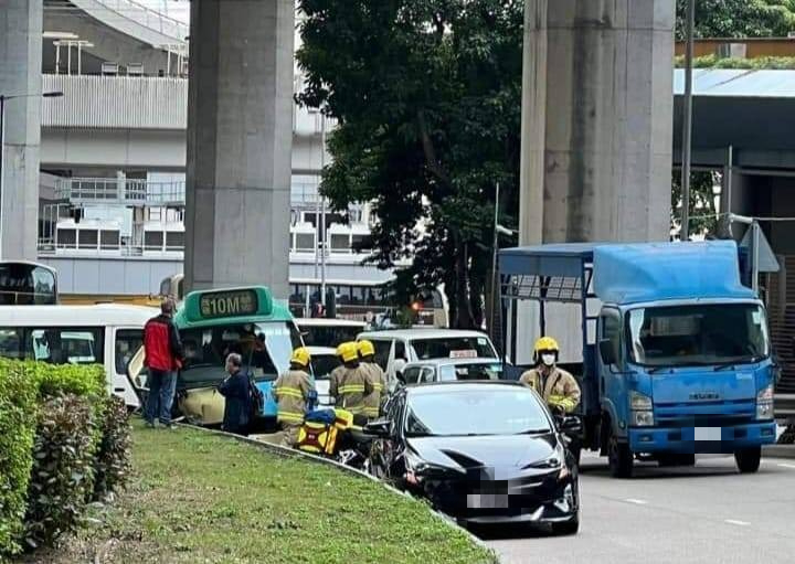 觀塘小巴失事撞壆，連同司機在內共12人傷。（香港突發報料區圖片）