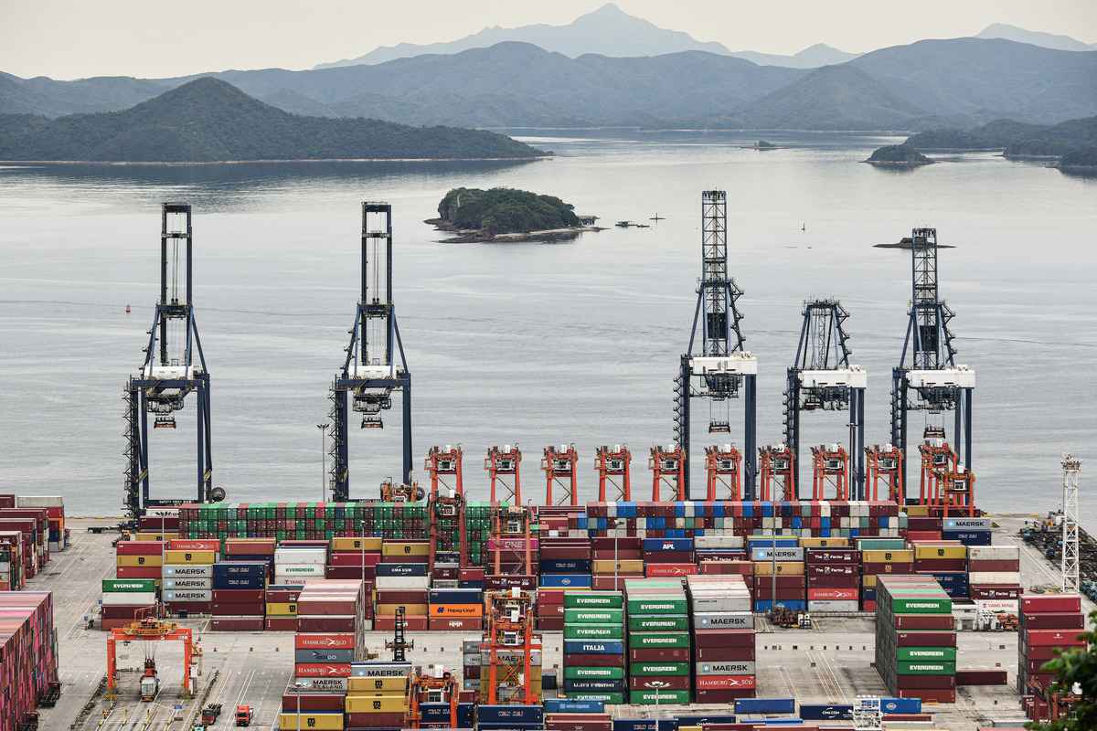 疫情導致中國供應鏈進一步收緊。圖為中國最大的貨櫃碼頭，廣東深圳市鹽田港，攝於2021年6月22日。（STR/AFP）