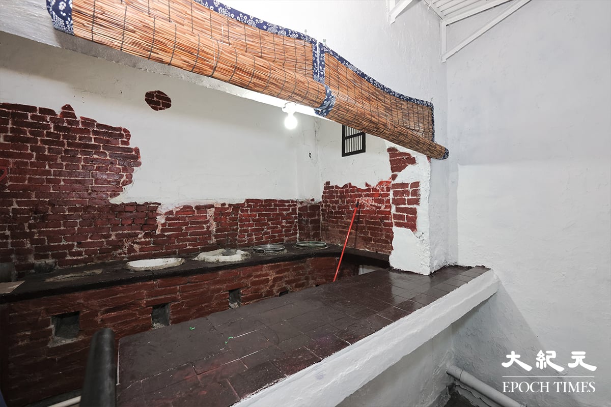 一樓已荒廢的廚房，有紅色磚砌成的6個灶頭。（陳仲明／大紀元）