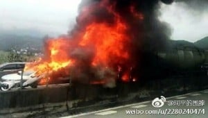 廣東高速公路19車連撞引發大火 致6死16傷