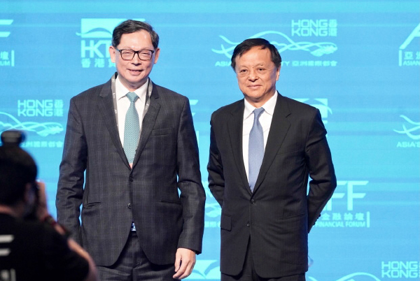 金管局前總裁、圓幣錢包主席陳德霖(左)12日在亞洲金融論壇上指出，本港中小企獲得金融服務的情況不理想。（余鋼/大紀元）