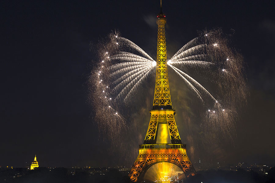 巴黎的艾菲爾鐵塔是法國最具代表性的地標之一，巴黎市政府提出計劃，要在15年內投資3億歐元用於改善艾菲爾鐵塔的售票系統、設備現代化和維修保養。圖為2015年7月14日，艾菲爾鐵塔上空舉行法國國慶煙花表演。（JOEL SAGET/AFP）