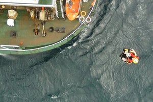 高雄外海貨輪海難 海空成功救起十三船員
