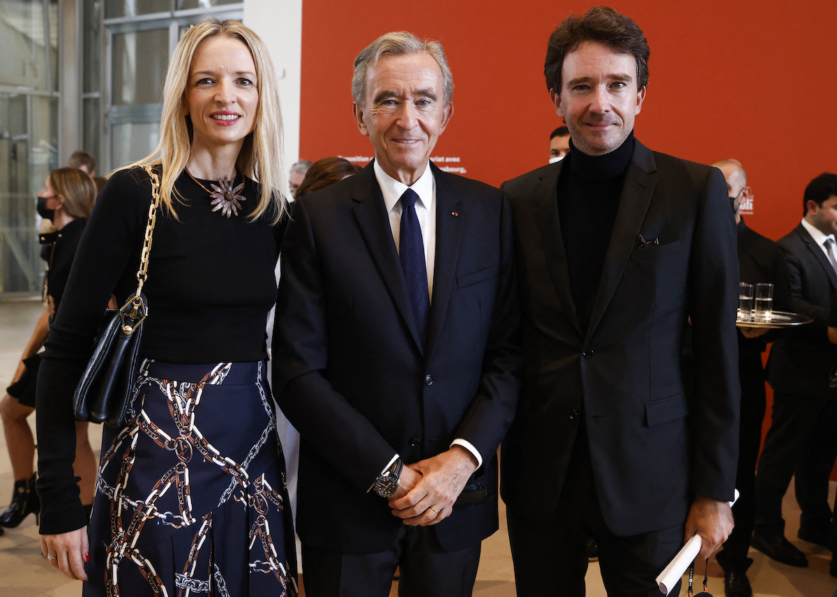 LVMH集團主席Bernard Arnault（中）、其長女Delphine（左）及長子Antoine（右）。（YOAN VALAT / POOL / AFP）