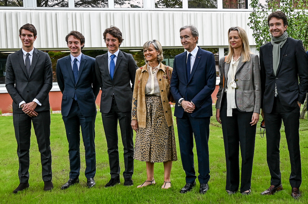 LVMH主席Bernard Arnault與家人合照，左起：次子Alexandre；三子Frederic；四子Jean；妻子Helene；Bernard Arnault；長女Delphine；長子Antoine。（DENIS CHARLET / AFP）