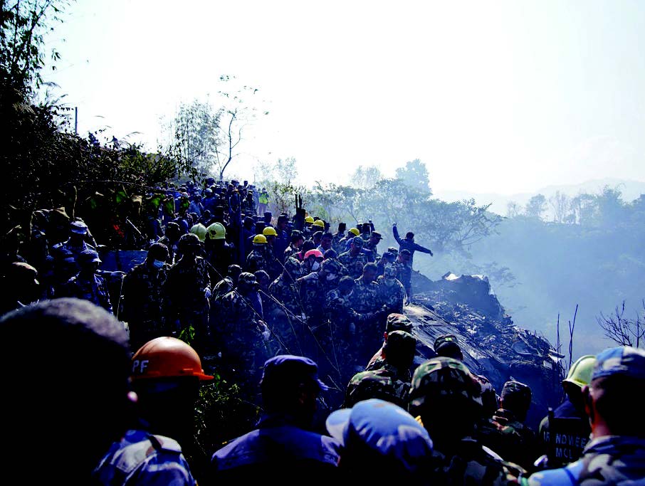 1月15日，救援人員聚集在波卡拉的飛機墜毀現場。（YUNISH GURUNG/AFP via Getty Images）