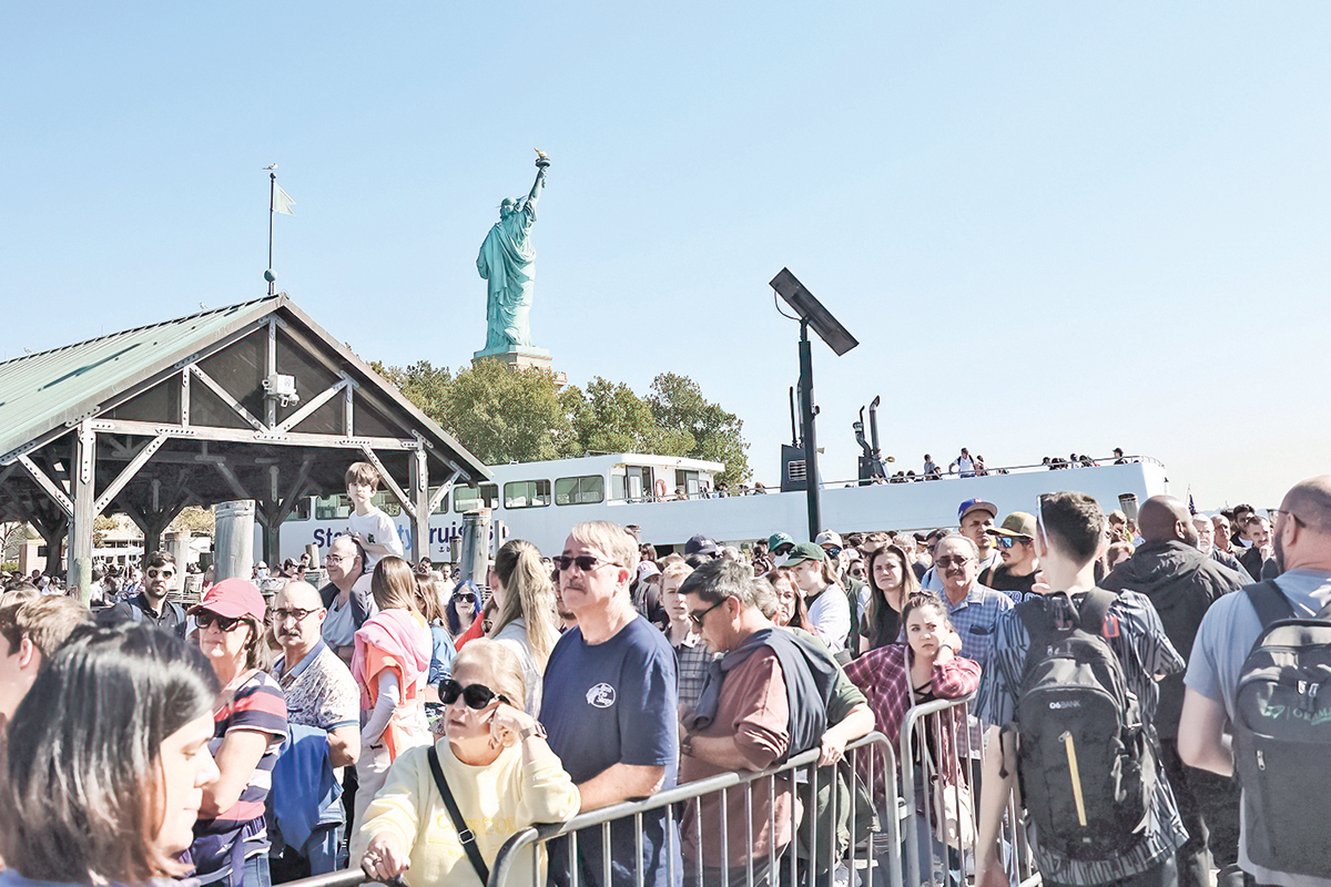 2022年10月11日，美國紐約市，自由女神像的王冠和基座重新對民眾開放，許多民眾正在排隊等候登上遊輪。（Getty Images）
