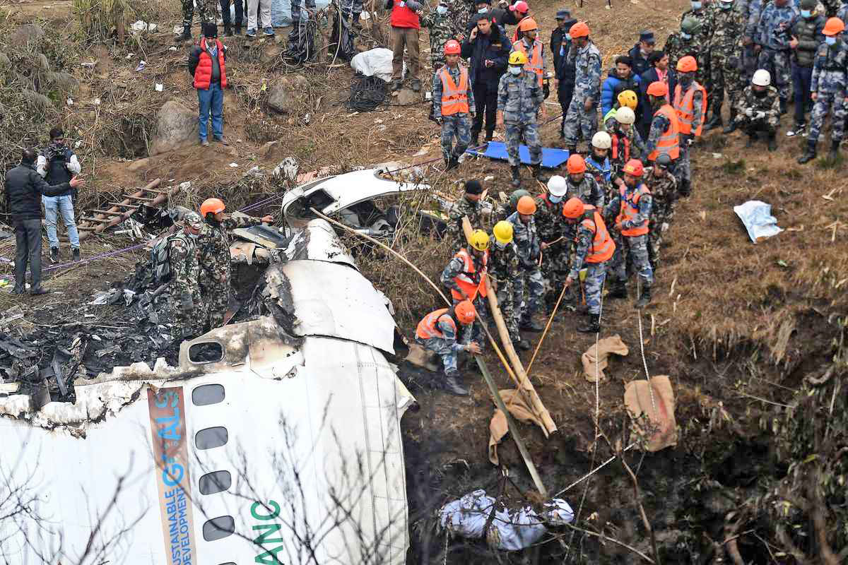 1月16日，救援人員在博卡拉（Pokhara）搜救雪人航空公司（Yeti Airlines）墜機遇難者的屍體。（Prakash Mathema/AFP via Getty Images）