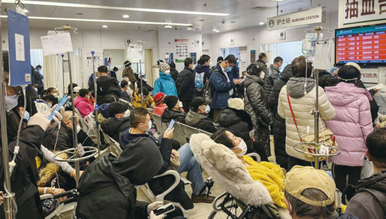 2023年1月3日，北京一家醫院急症室擠滿了患者。（JADE GAO/AFP via Getty Images）