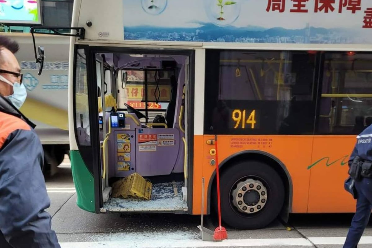醉漢以菜藍砸碎巴士玻璃車門，警方正追緝一涉案中年男子。（讀者提供）
