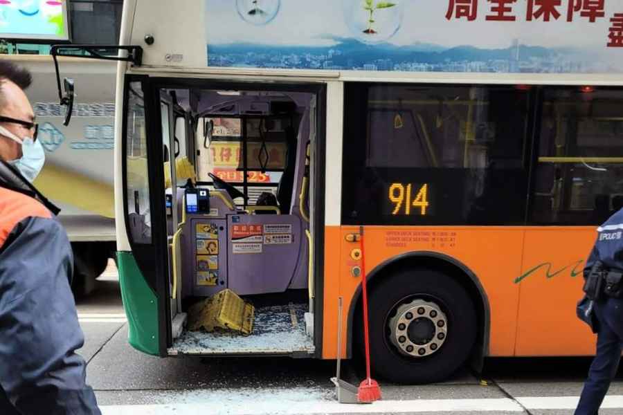 醉漢菜籃砸碎巴士車門 警方拘捕27歲男子