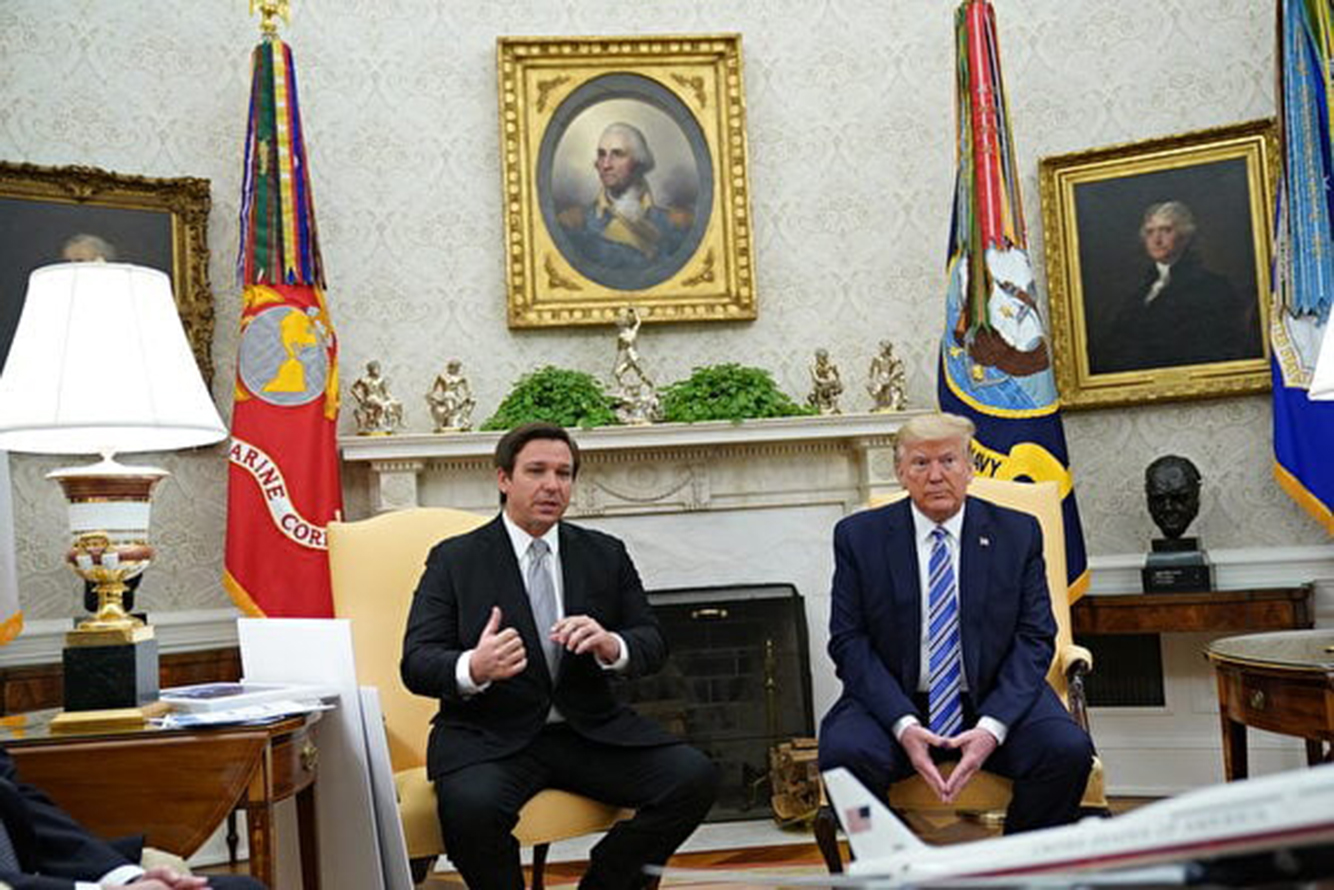 圖為2020年4月28日，時任美國總統特朗普在白宮橢圓形辦公室會見佛羅里達州州長德桑蒂斯。（Mandel Ngan/AFP）