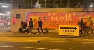 數男女疑酒醉後旺角警署旁爭執 被推跌男怒吼：上海仔啲人呀（影片）