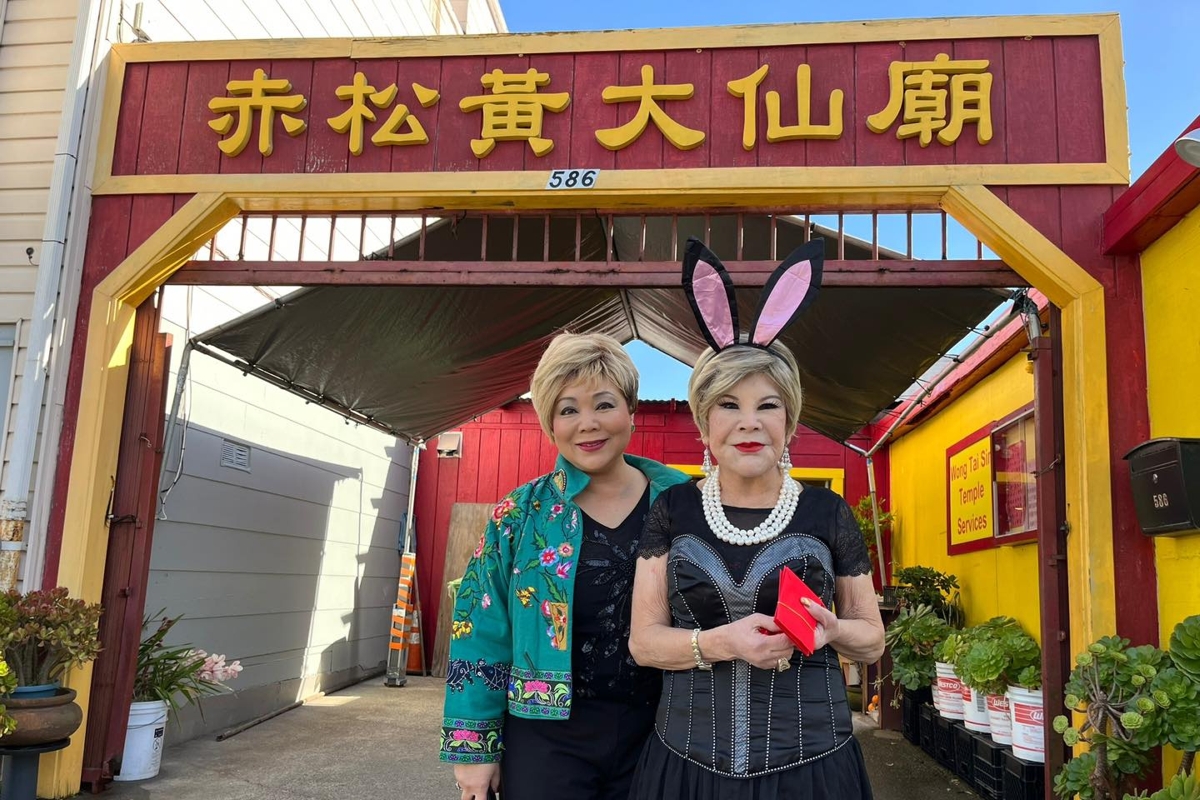 藝人黃夏蕙（右）以兔耳頭飾打扮，與女兒Maggie到美國三藩市的黃大仙廟上香。（Good Show TV Ltd. Facebook專頁）