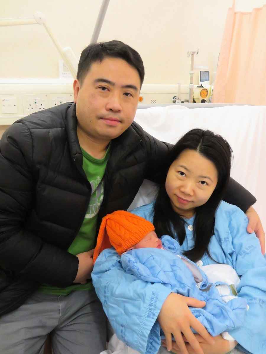翁氏男嬰於今日凌晨零時二十五分在瑪麗醫院出世，體重2.9公斤。（醫管局圖片）