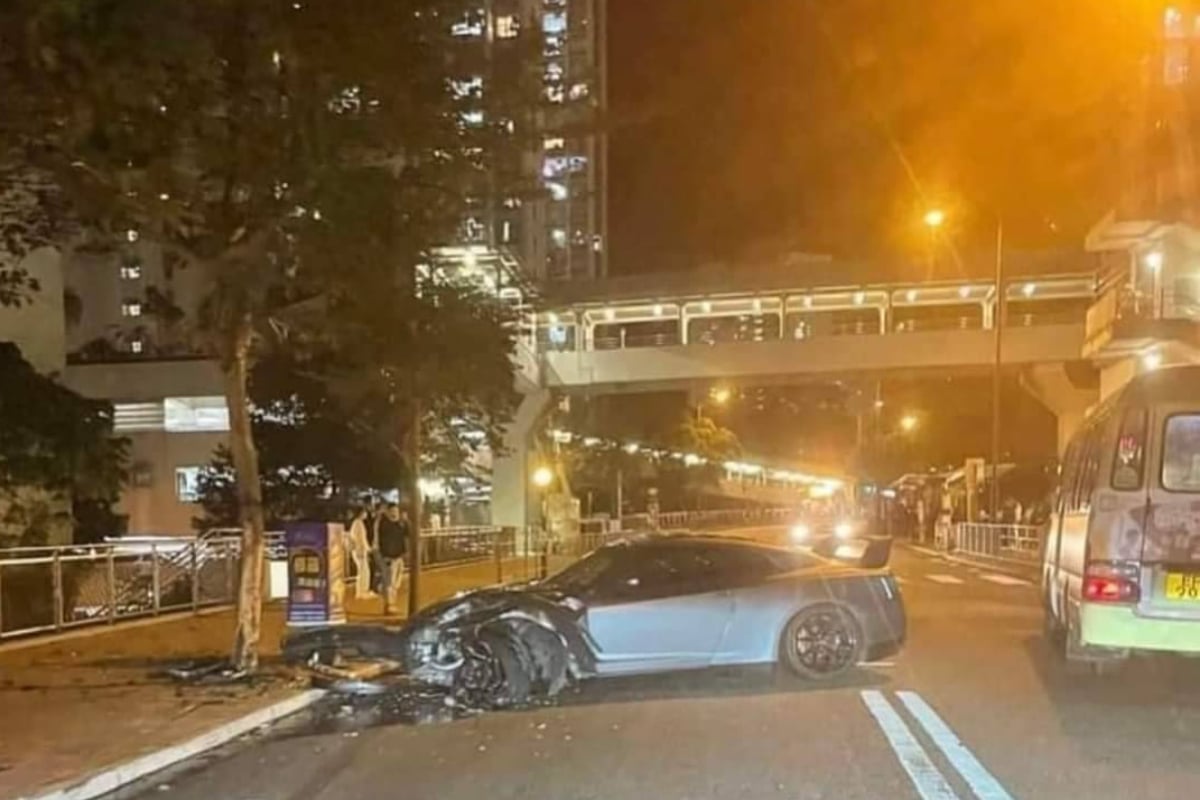 跑車車頭損毀嚴重。（香港突發報料區Facebook）
