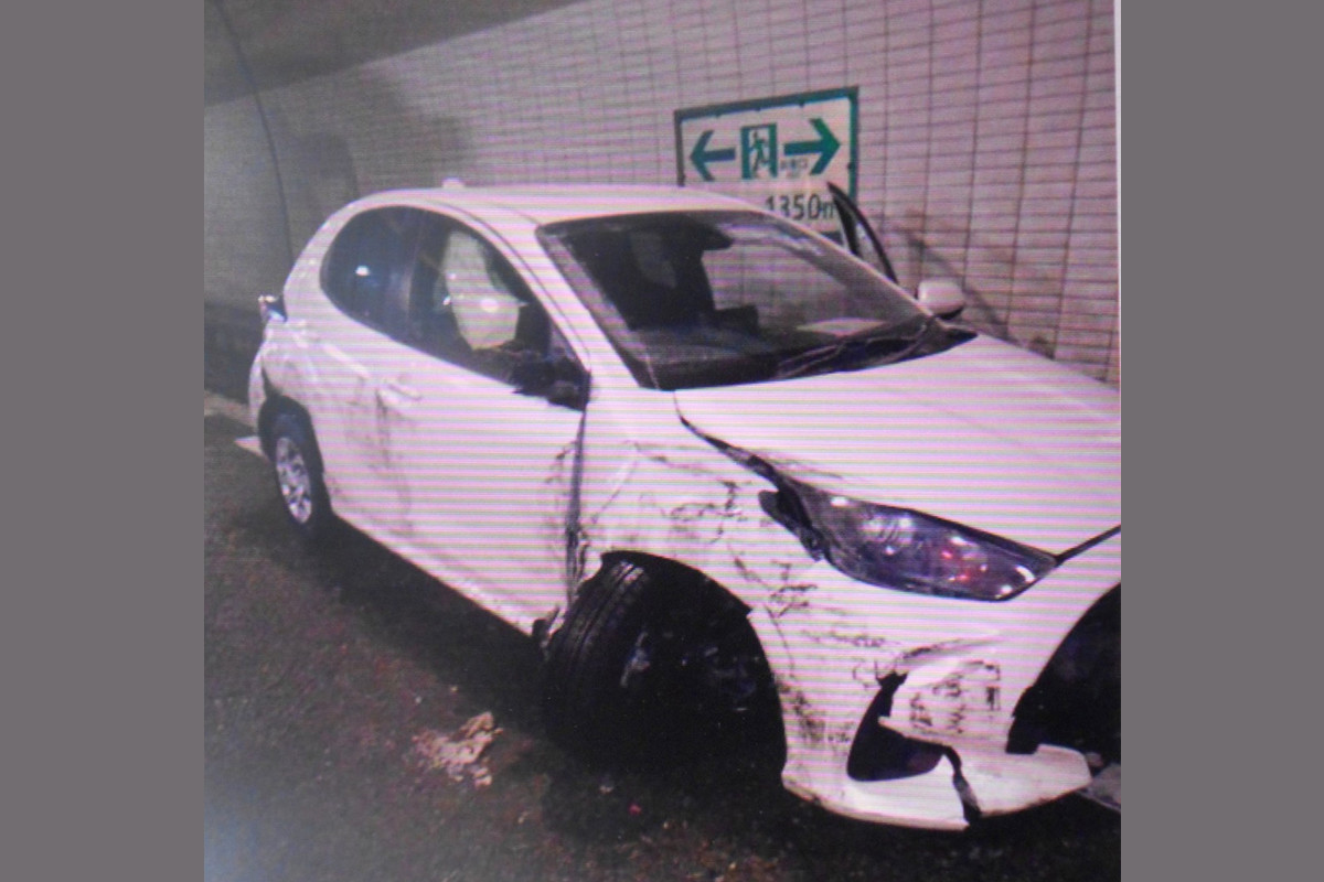 據日媒報道，一對港人男女在北海道租車自駕遊時發生意外，私家車駛至一條隧道時越過對面行車線撞牆。（北海道警方圖片）