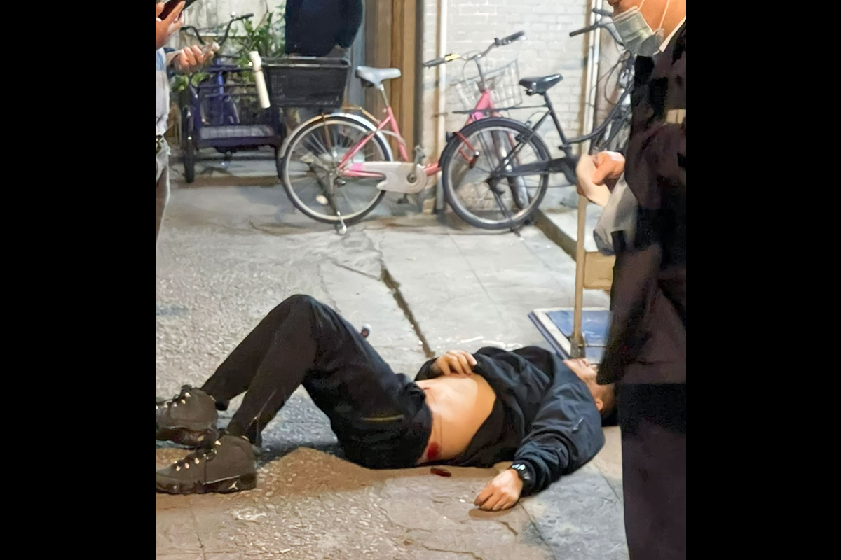 坪洲永安街6號昨日（24日）晚上約11時，發生警員開槍事件，事件導致一名43歲持香港身份證的菲律賓裔男子中槍，送院時危殆。街坊形容坪洲治安一向很好 她質疑警方「小題大造（開槍）」（香港突發報料區facebook）