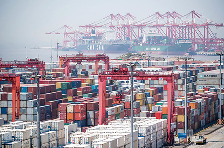 國際上對中國商品的需求正在減弱，導致中國最大港口上海港的航運取消增加。圖為上海洋山深水港資料圖。（AFP PHOTO / Johannes EISELE）