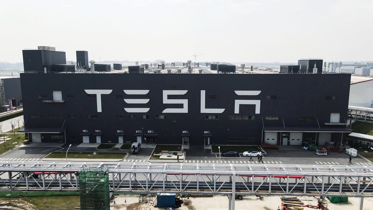 美國電動車生產商特斯拉（Tesla）公布上季業績，去年第四季公司純利36.87億美元，按年增長59%，勝於預期。圖爲特斯拉上海超級工廠。（Xiaolu Chu/Getty Images）