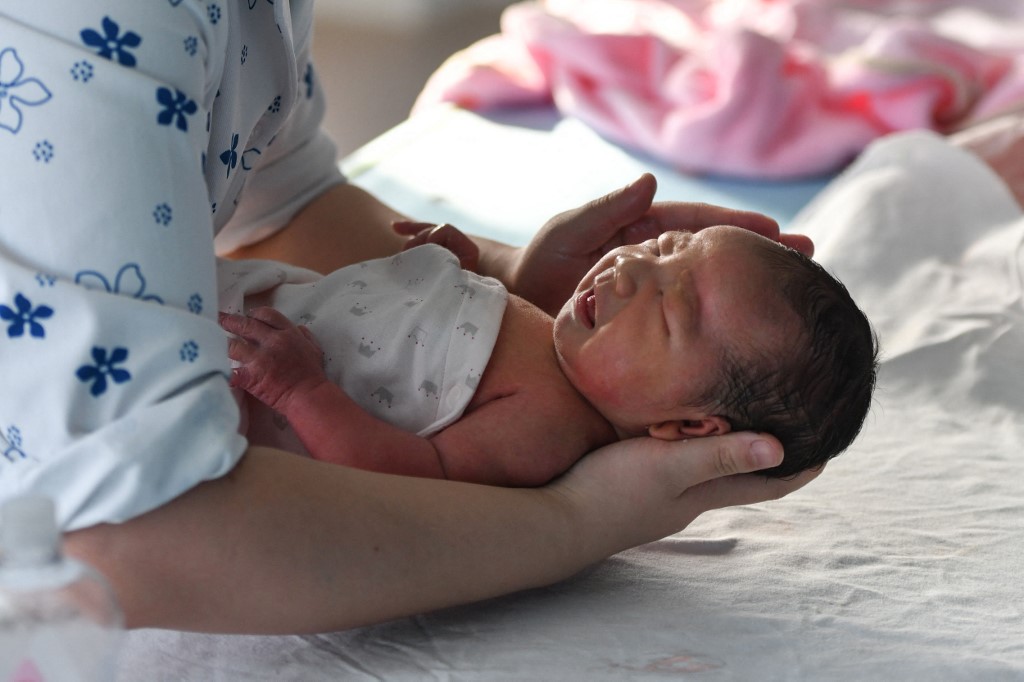 中國人口學者近日表示，中國進入長期的人口負增長基本已成定局。圖為2023年1月17日，中國安徽省阜陽市一家醫院的護士在照顧一名新生兒。（STR / AFP）
