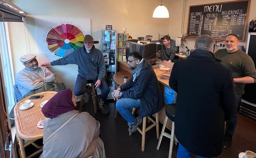 Eddie在英國經營的社區咖啡店Espresso Gallery by One Little Room，有不少當地街坊拜訪。（受訪者提供）