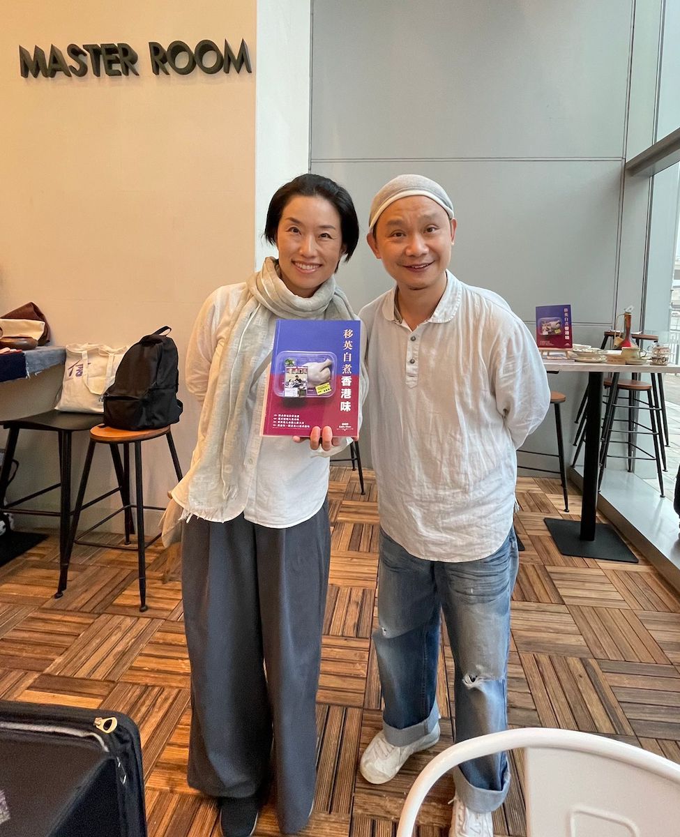 咖啡店店主Eddie Chan（右）今年出版新書《移英自煮香港味》，返港時和日籍插畫師Mango Naoko見面。（受訪者提供）