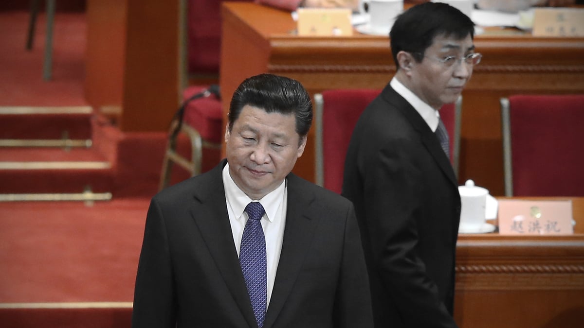 2015年3月13日，習近平（前）和王滬寧在北京大會堂。（Feng Li/Getty Images）