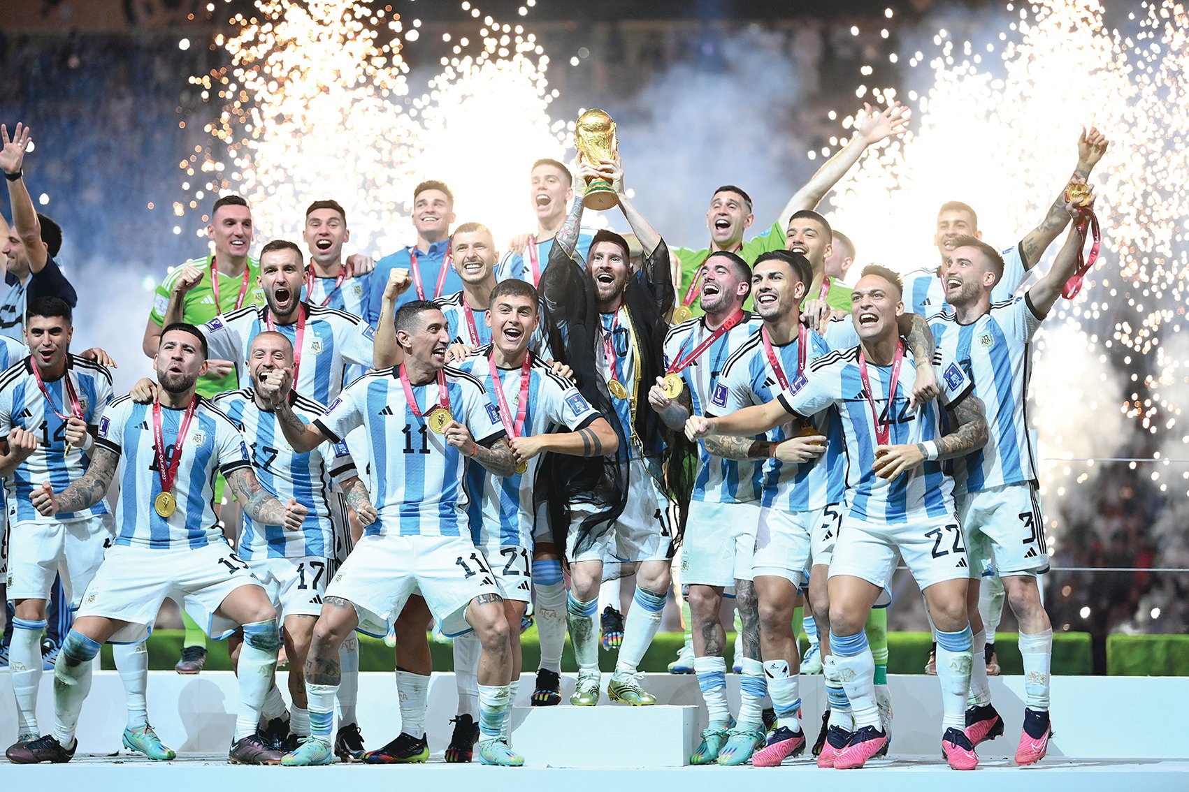 12月18日的世界盃決賽中，阿根廷隊12碼戰勝法國隊奪冠。圖為頒獎典禮上阿根廷球員慶祝勝利。（Dan Mullan/Getty Images）